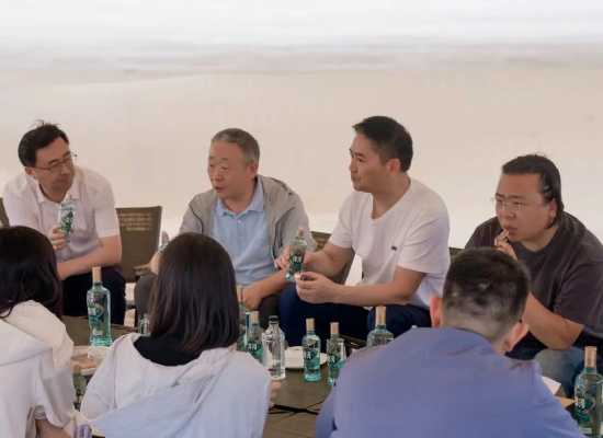 正规的配资 洋河董事长与刘强东沙漠相聚，推出两款京东定制光瓶酒